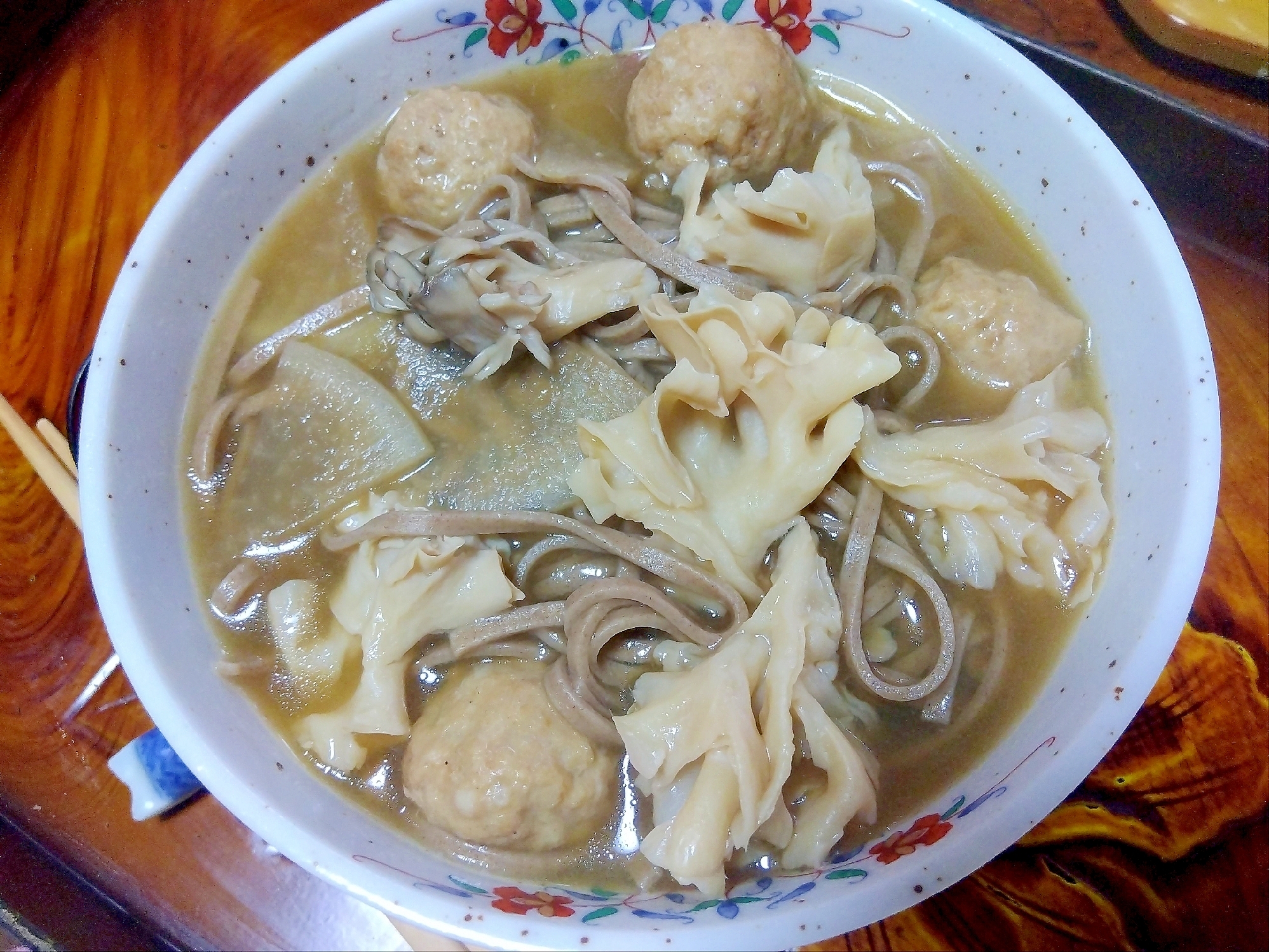 舞茸ハナビラタケ大根レタス鶏団子の蕎麦