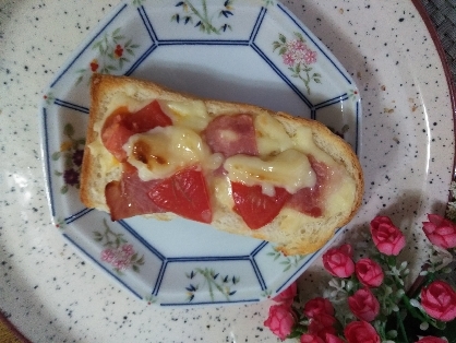 厚切りベーコンとミニトマト☆枝豆のチーズトースト