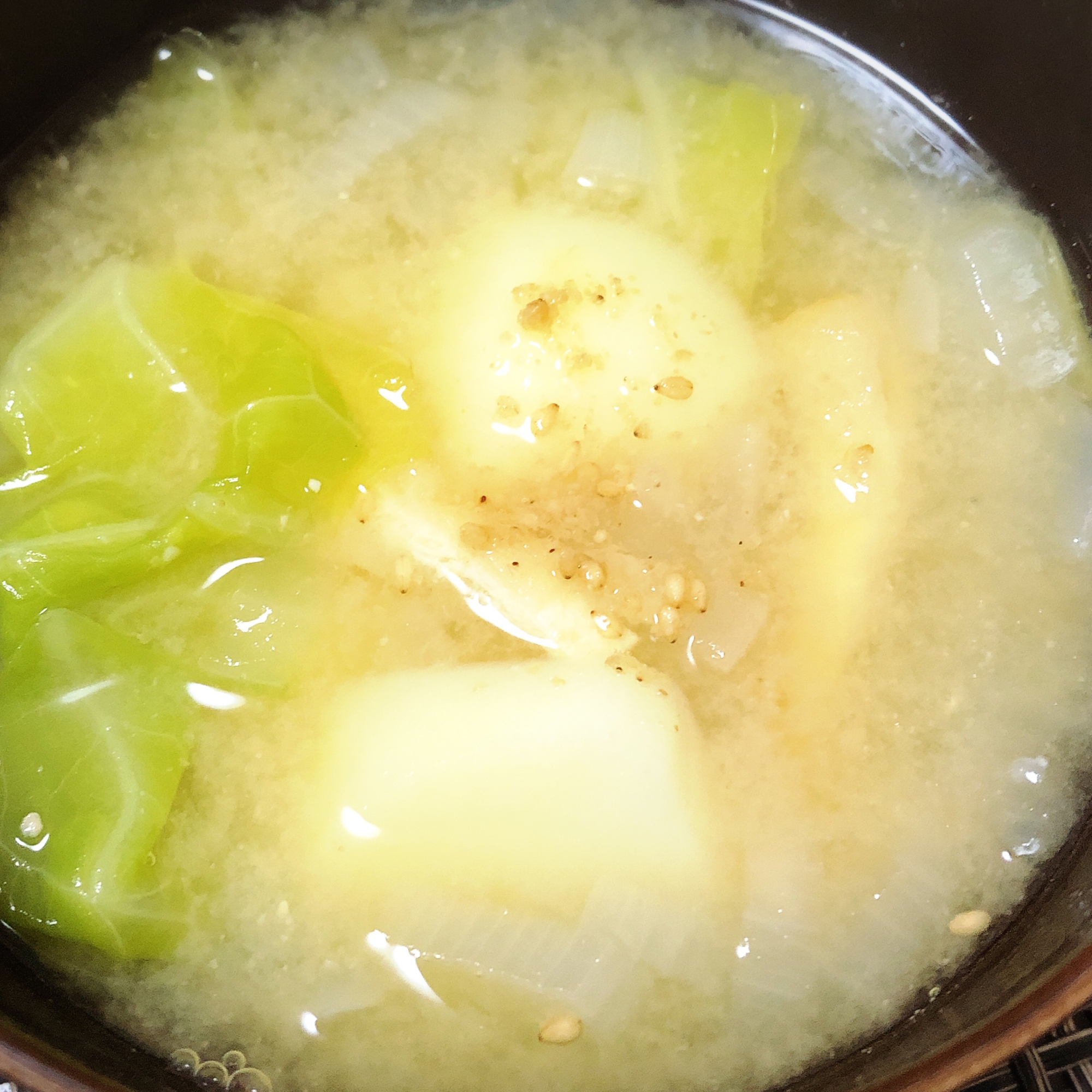 キャベツとじゃがいも玉ねぎとあげのお味噌汁
