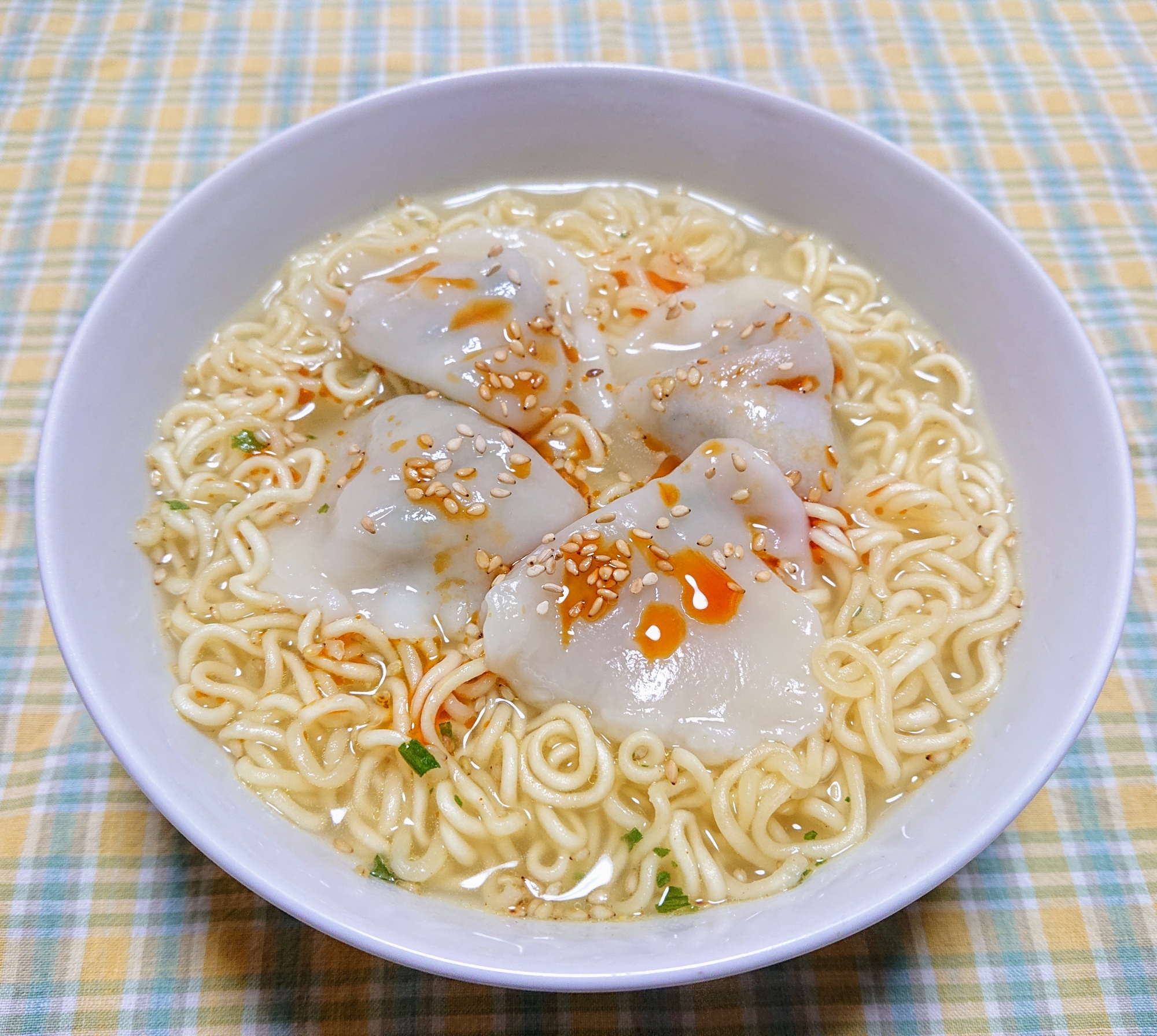 簡単☆ピリ辛い水餃子塩ラーメン