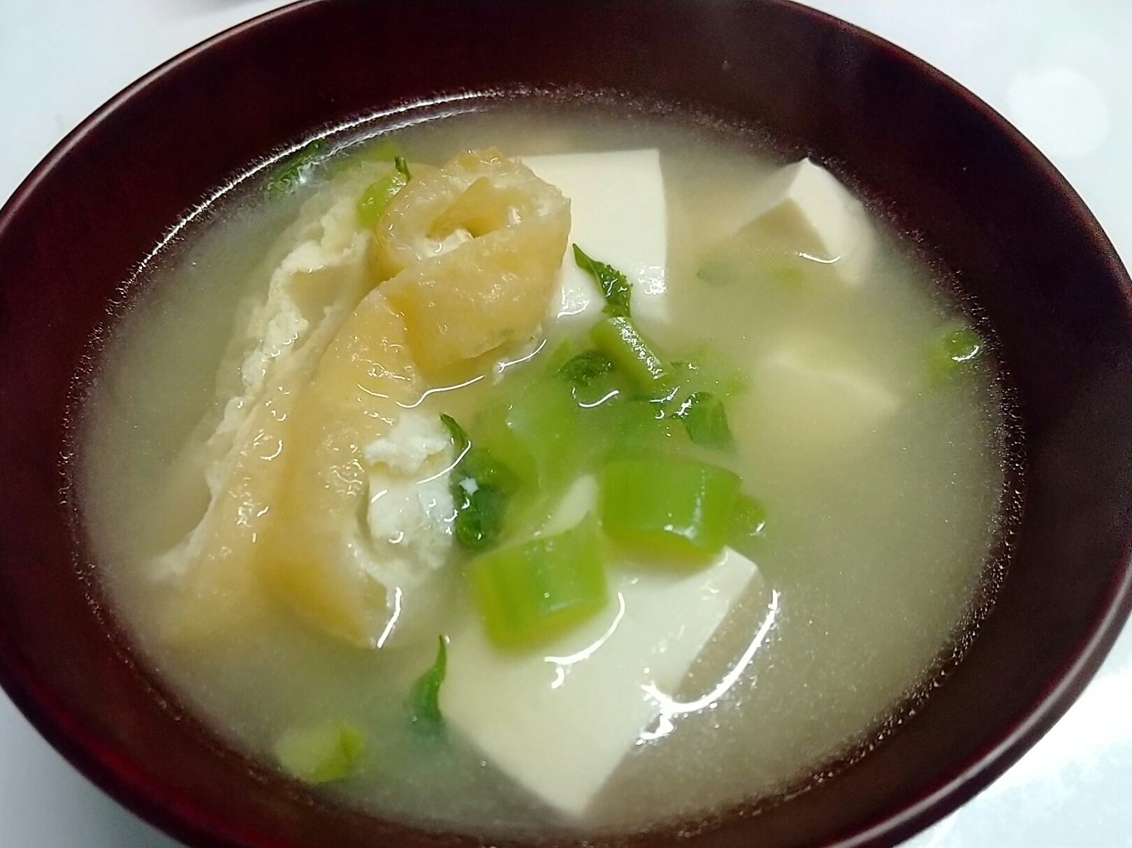 大根の葉と油揚げと豆腐の味噌汁
