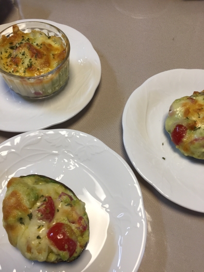 トマトの赤い色もはえますね。同じ分量を3人家族なので３つに分けました。
食後、焼いたチーズがついてもアボカドの器は捨てるのでラク！でした。