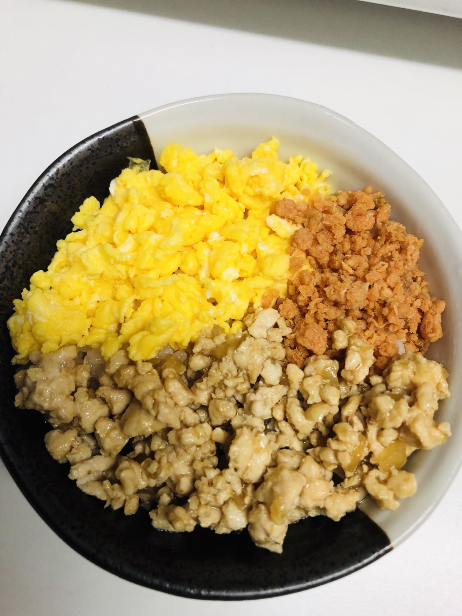 ☆焼肉のタレで蒸し焼き鶏そぼろの3色丼☆