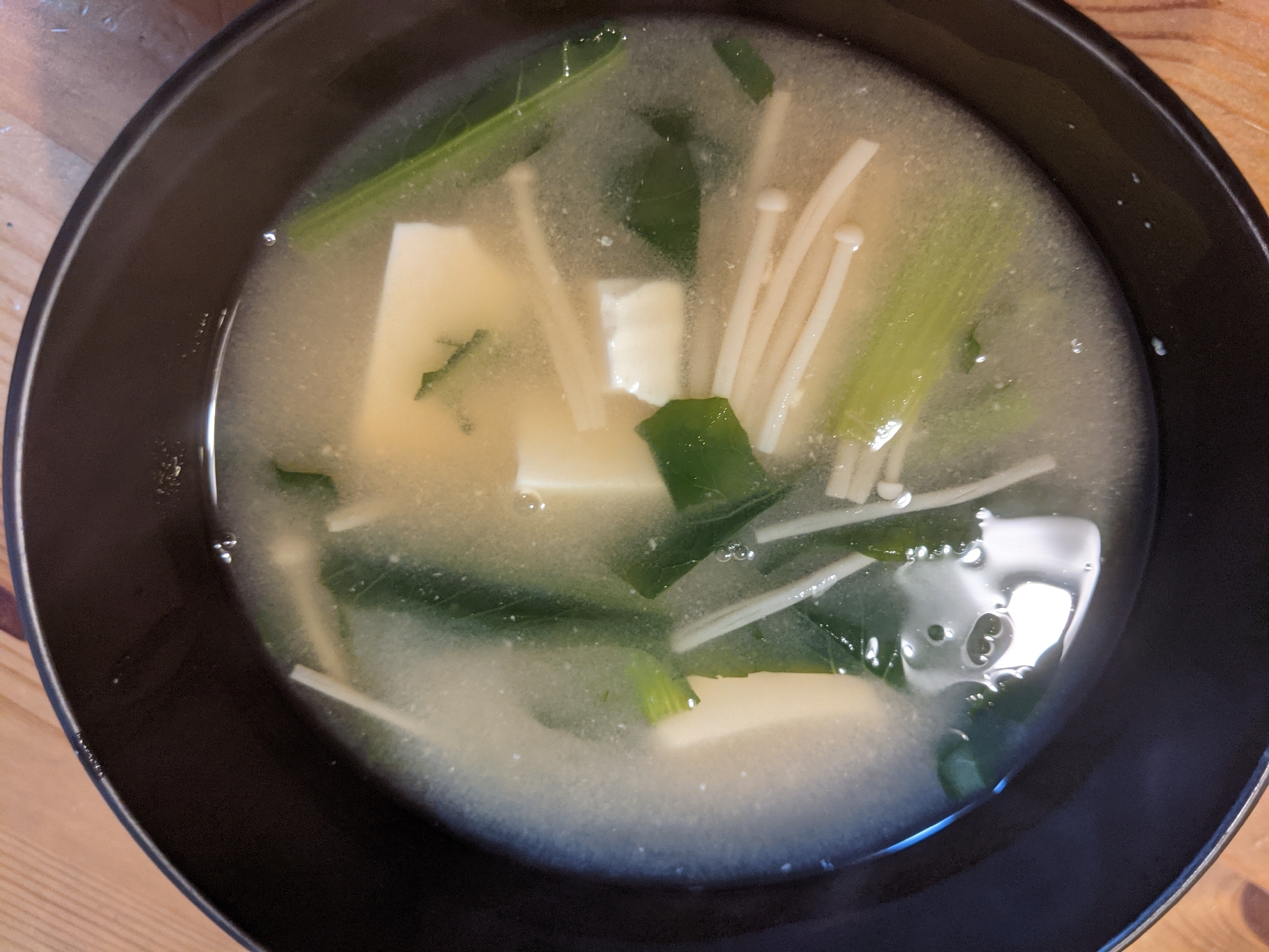 冷凍小松菜とえのき、豆腐の麦味噌味噌汁