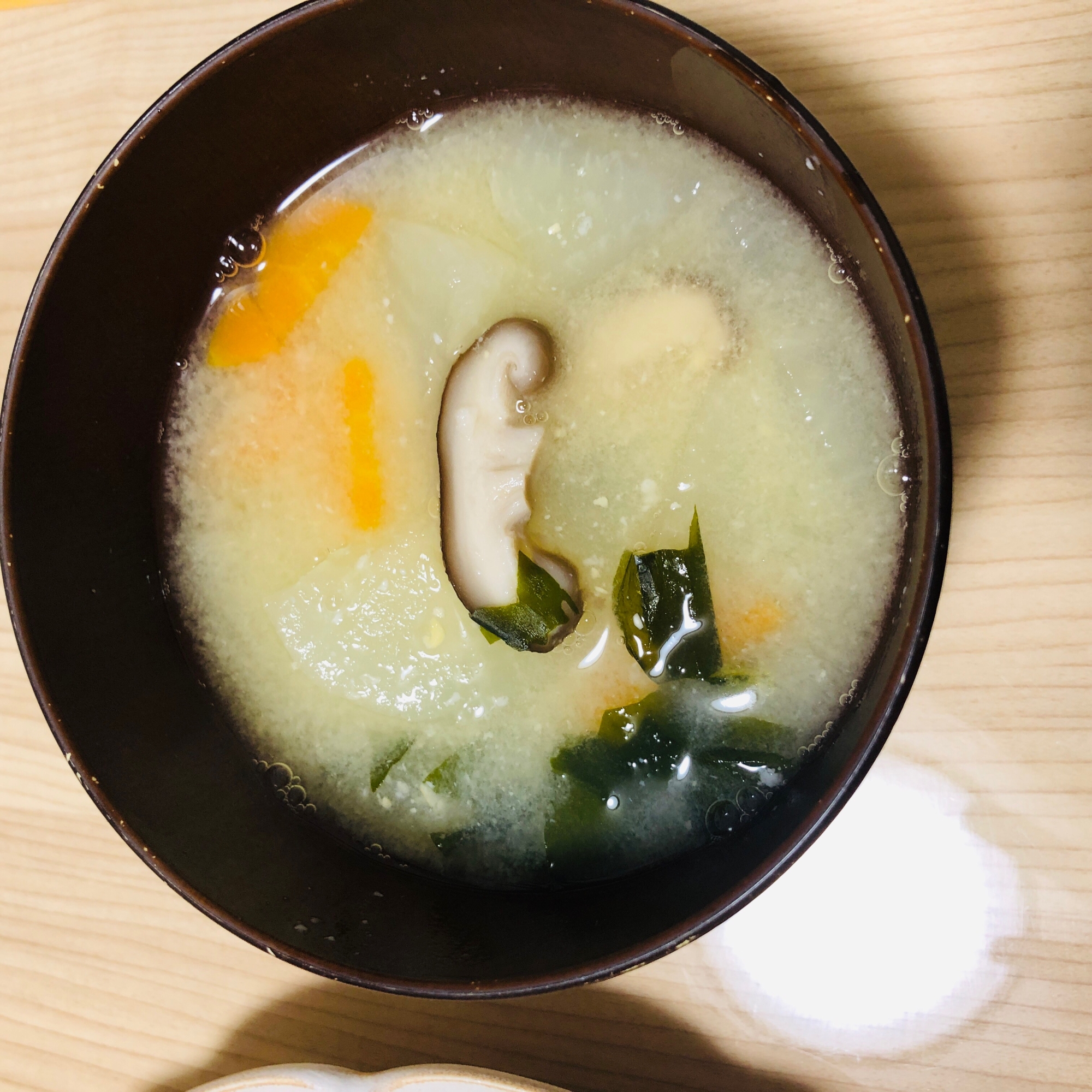 しいたけとわかめとにんじんと大根のお味噌汁 レシピ 作り方 By ろーるけーき 楽天レシピ しいたけとわかめとにんじんと大根のお味噌汁 レシピ 作り方 By ろーるけーき 楽天レシピ