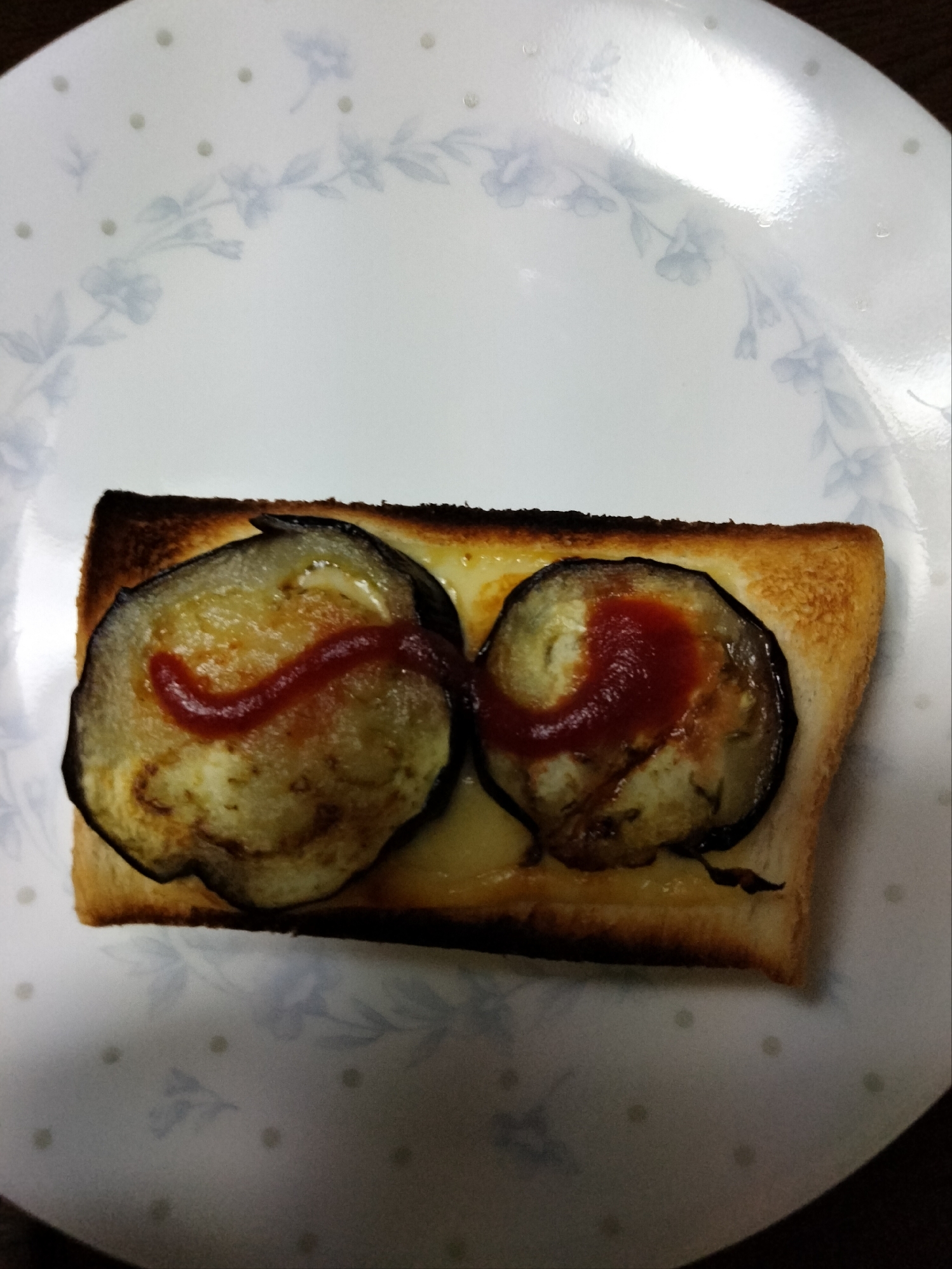 チーズトーストアレンジ 焼いたなすのせて