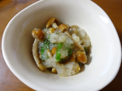 なめこは好きなのですが、いつも汁物に使うだけ・・・小鉢料理も良いですね！
大葉の風味が良く、大根おろしでとてもあっさり！！美味しくいただきました♪