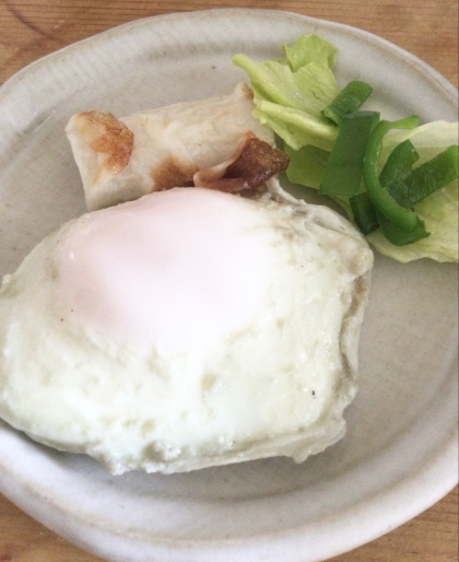 目玉焼きのお皿（野菜、かまぼこ）