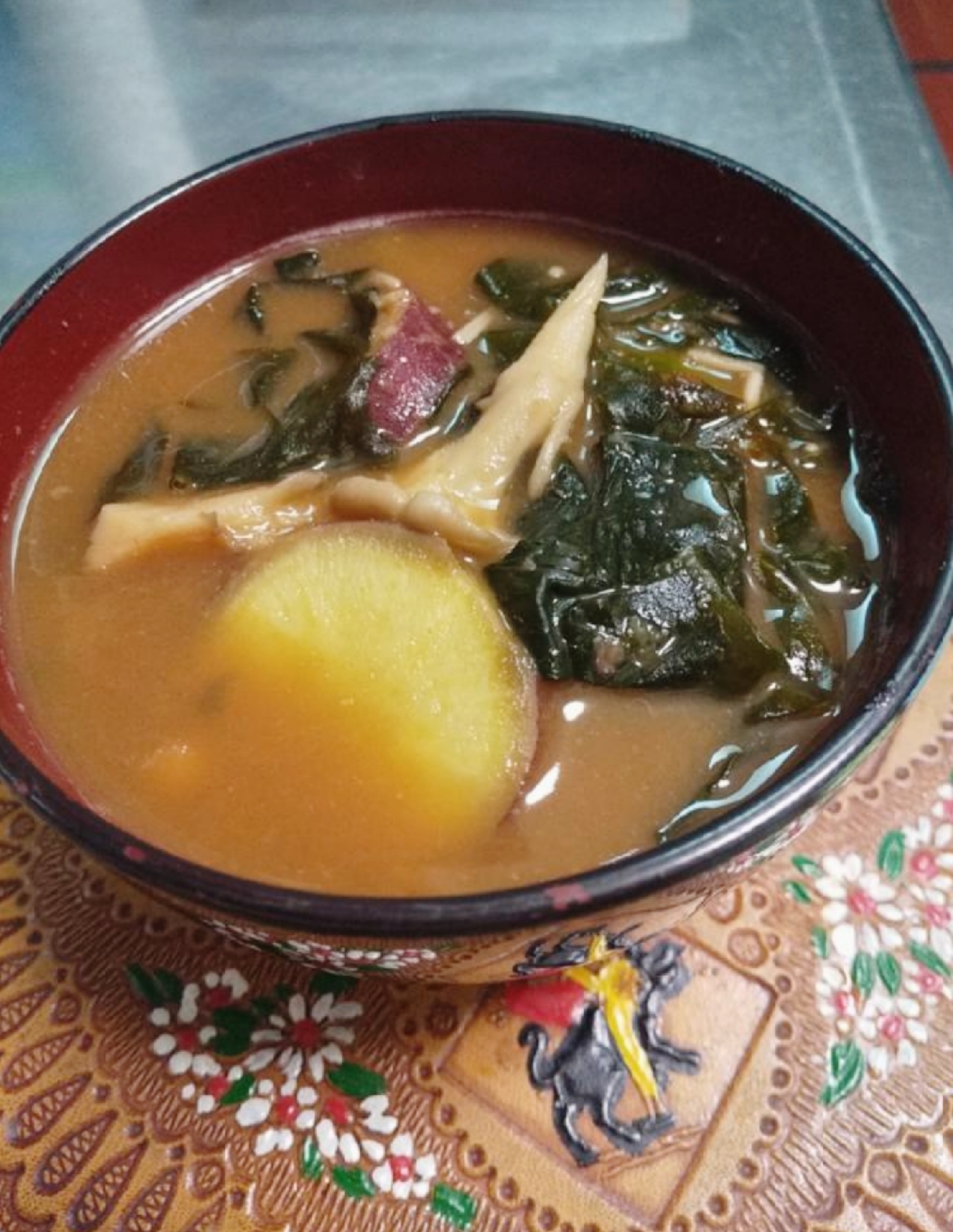 さつま芋とワカメときのこのお味噌汁