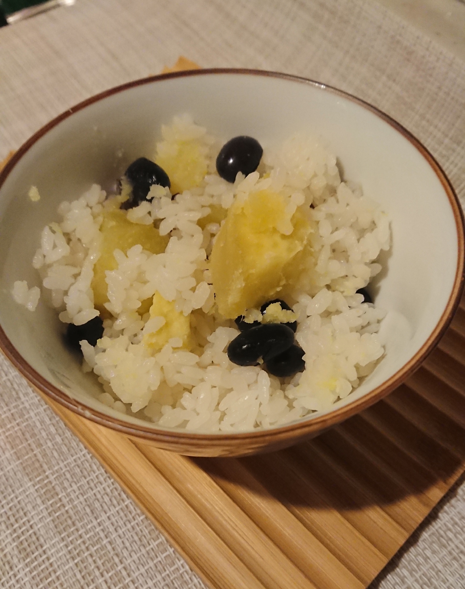 ホクホク♪黒豆入りのさつまいもご飯