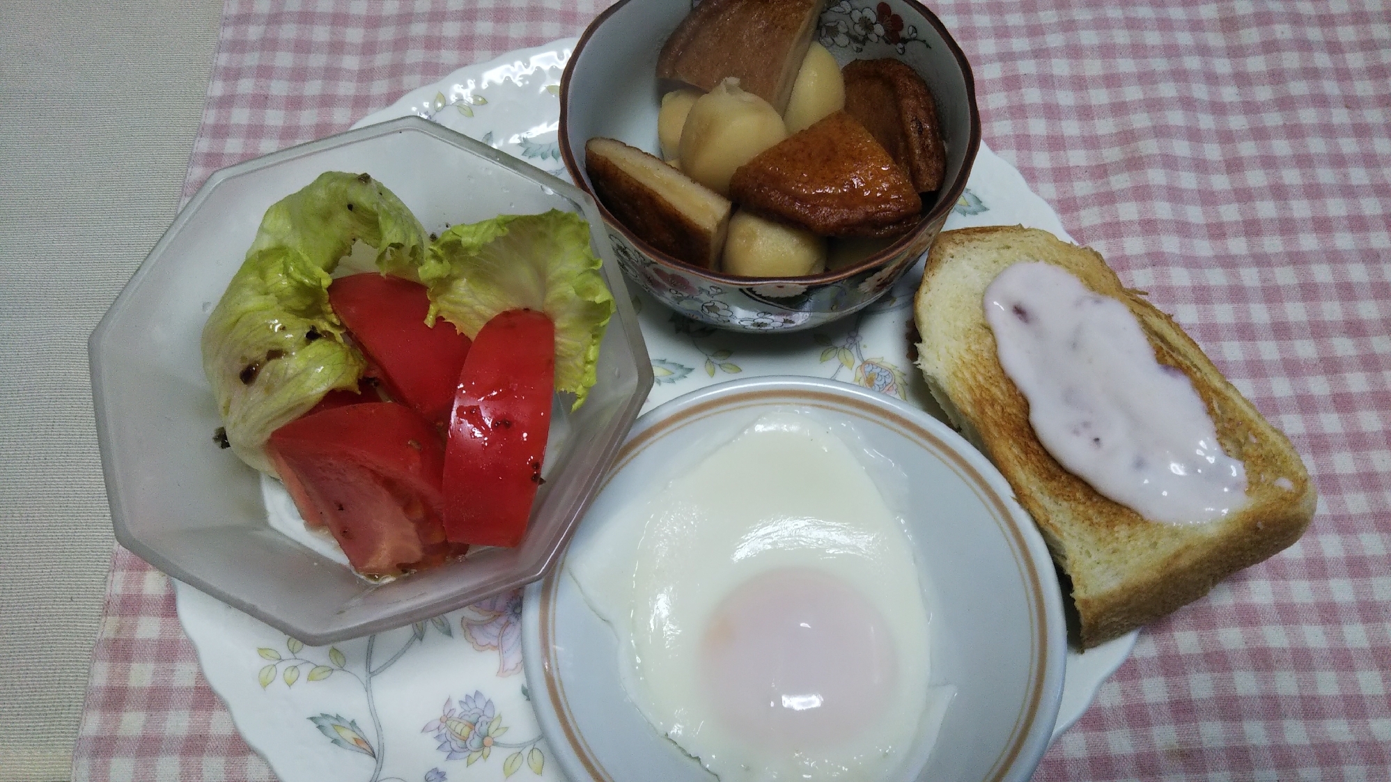 里芋薩摩揚げ煮と野菜サラダと目玉焼きとトースト☆