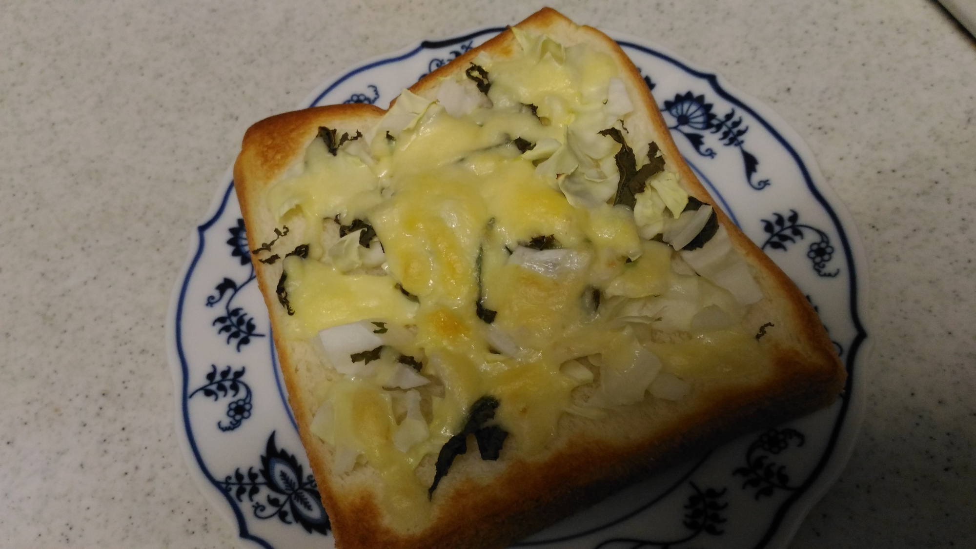 キャベツと青しそのチーズたっぷりトースト