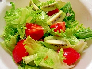グリーンレタス＆キウイ＆トマトの簡単サラダ