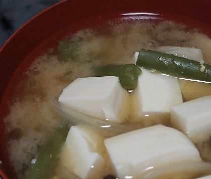 豆腐と玉ねぎといんげんの味噌汁