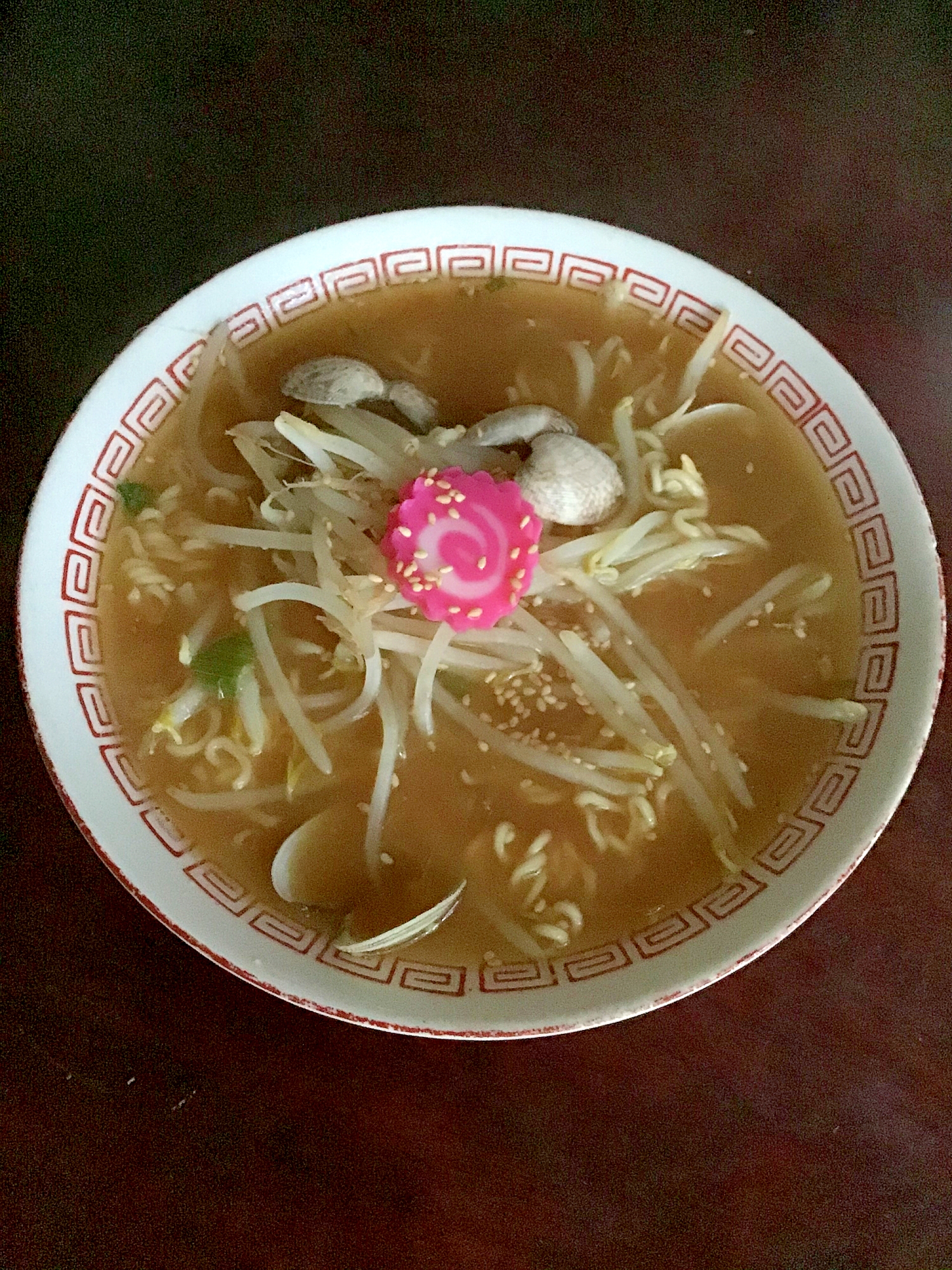 アサリとモヤシと紅白鳴門のサッポロ一番味噌ラーメン