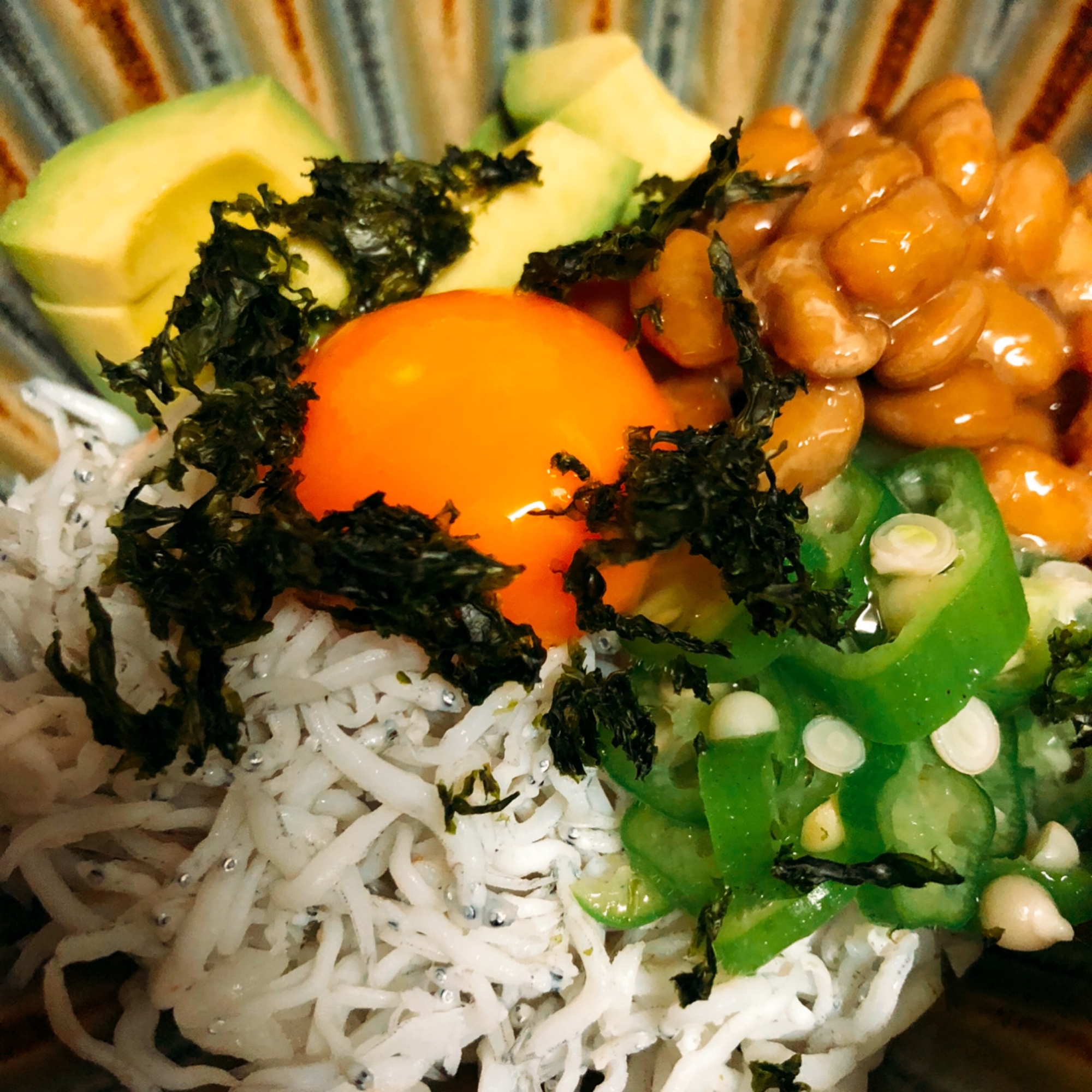 しらすオクラ納豆アボカド丼