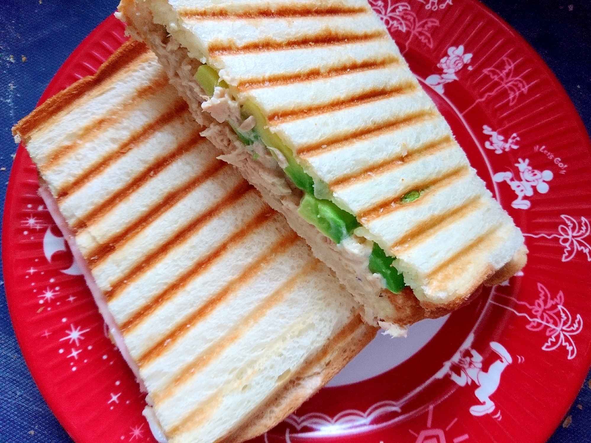 赤い皿に盛り付けたアボカドとツナのホットサンド