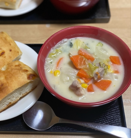 大きな白菜を食べ切りたくて
盛りだくさんシチューにいれました笑
白菜の甘みを感じるシチューで
美味しかったです☺︎