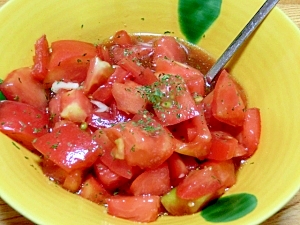 にんにくが隠し味　トマトの角切りサラダ