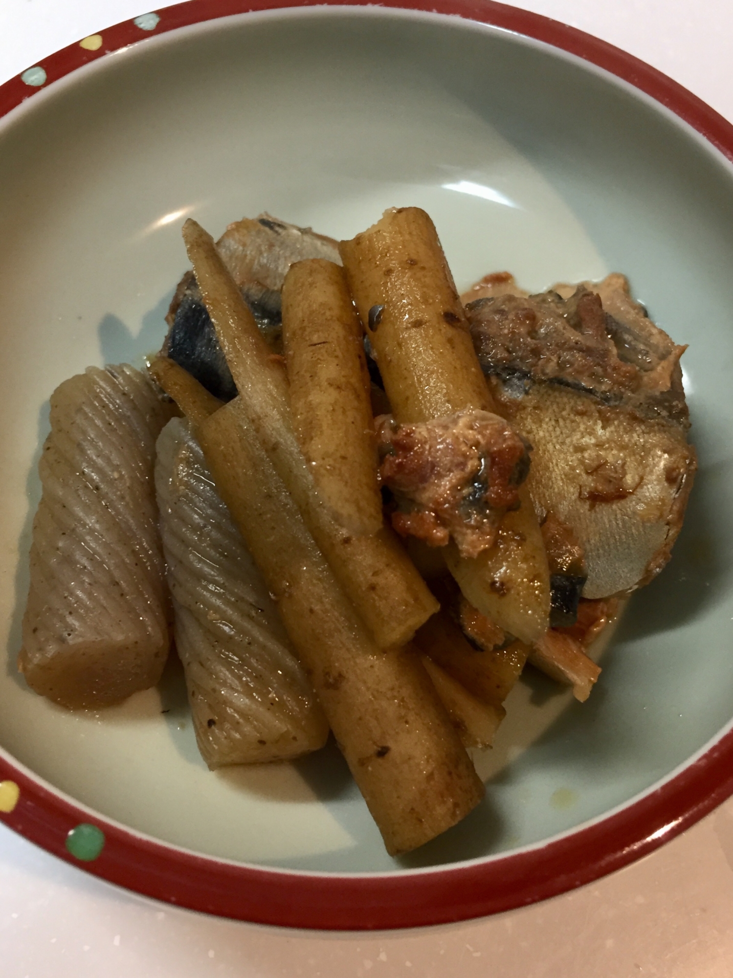 牛蒡とねじり糸こんにゃくで  鯖味噌煮缶のおかず