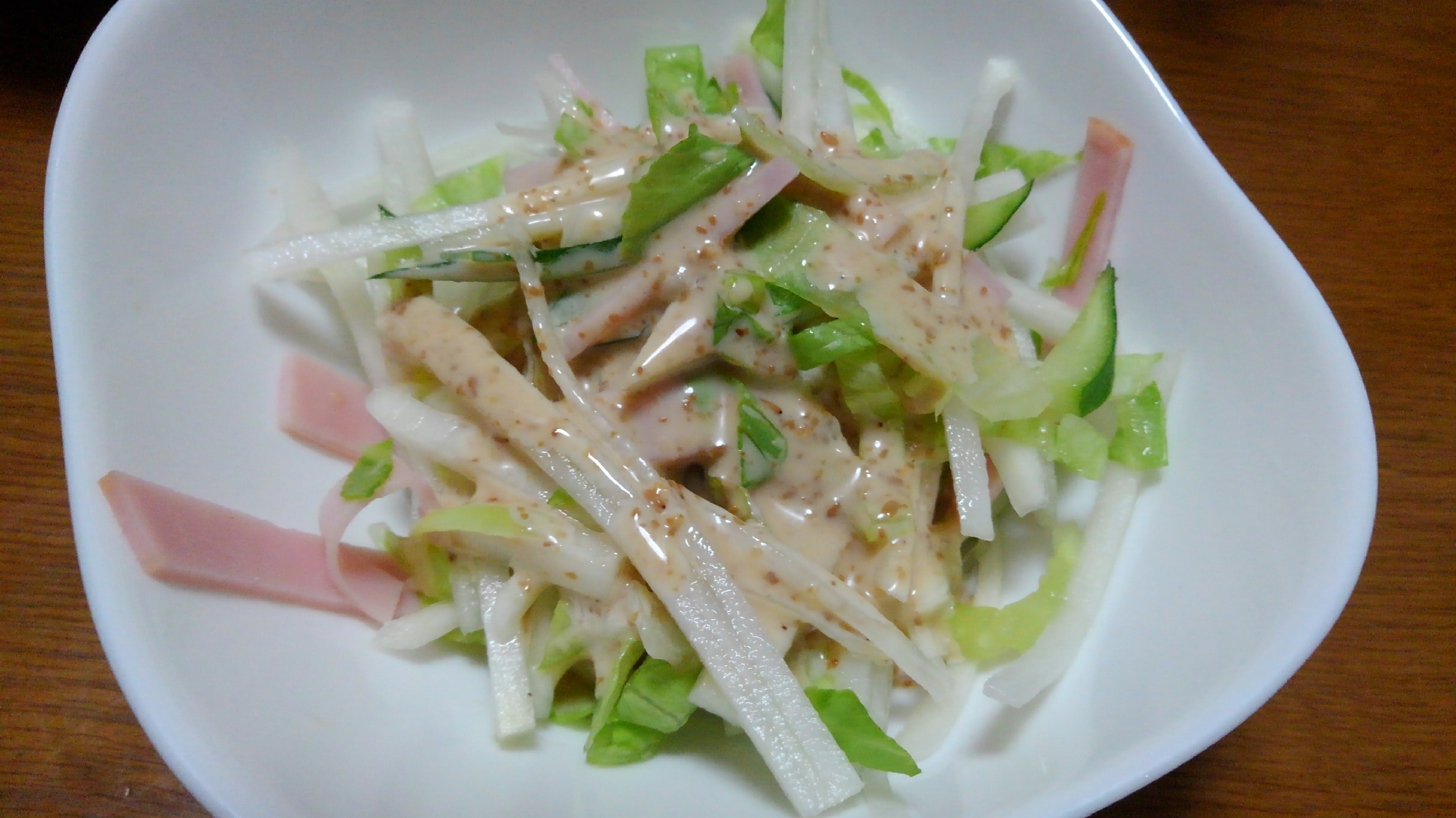 ゴマドレッシングで食べる…野菜たっぷり大根サラダ