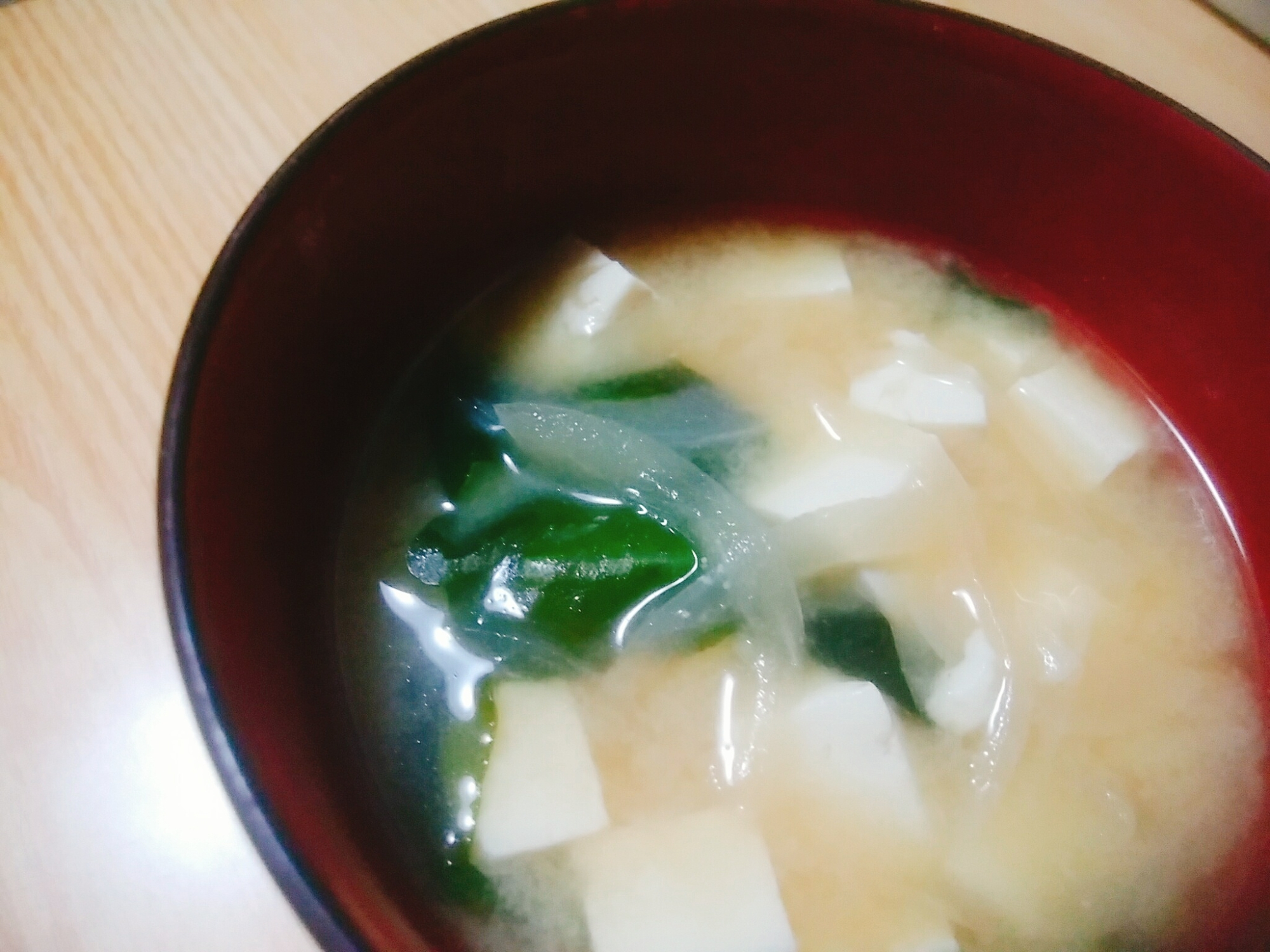 豆腐と玉ねぎとわかめの味噌汁