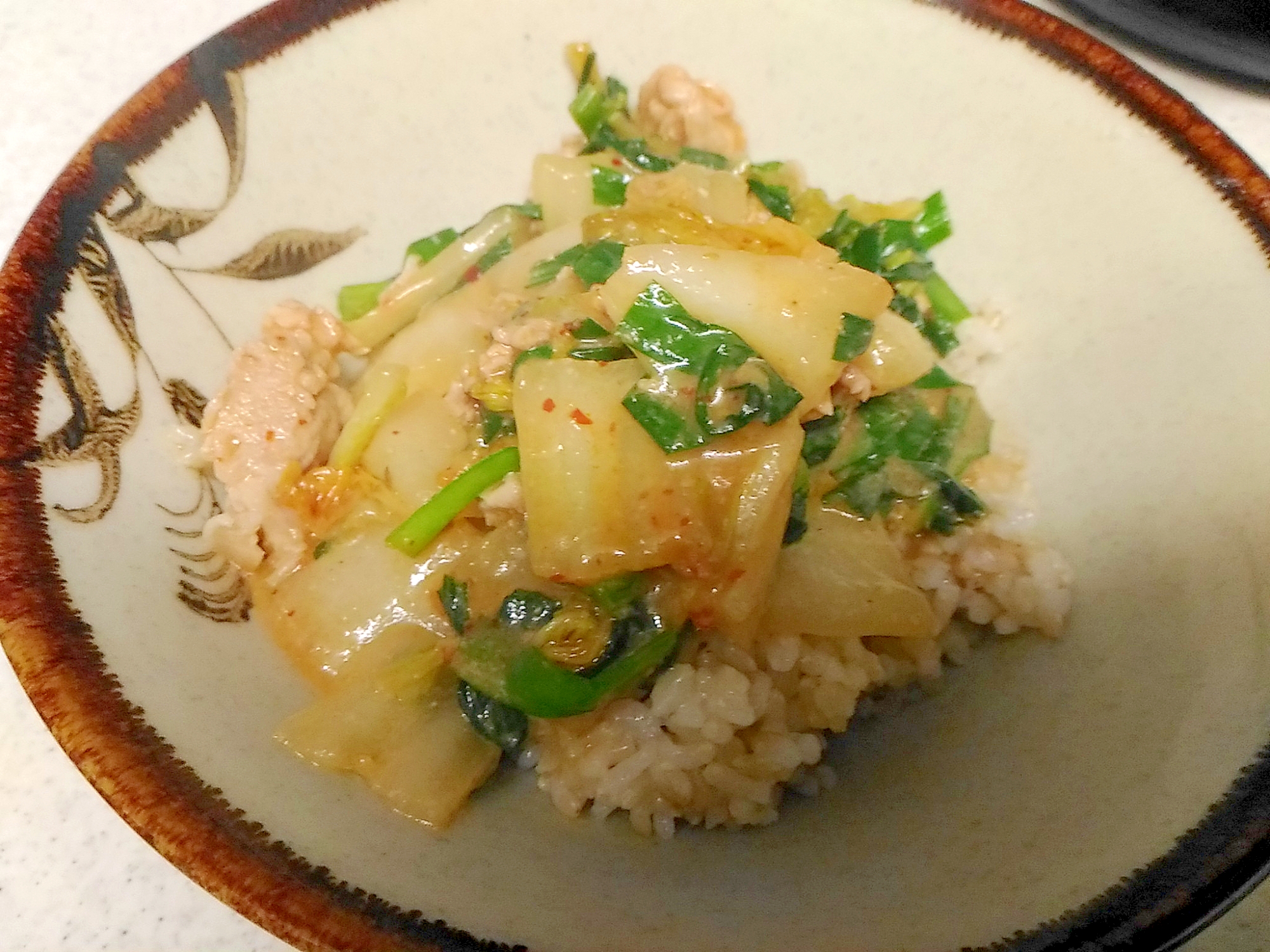 ニラと白菜、豚肉のピリ辛味噌丼