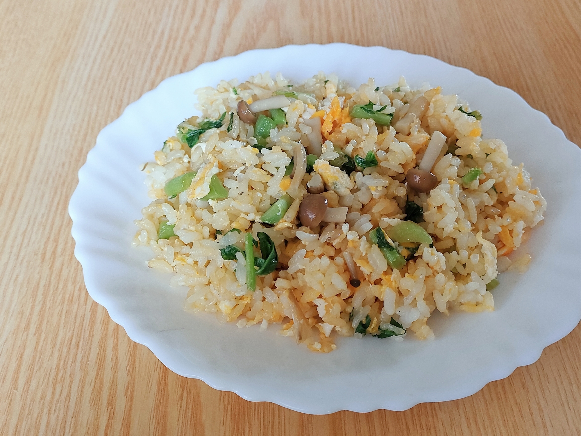 大根葉としめじの卵炒飯