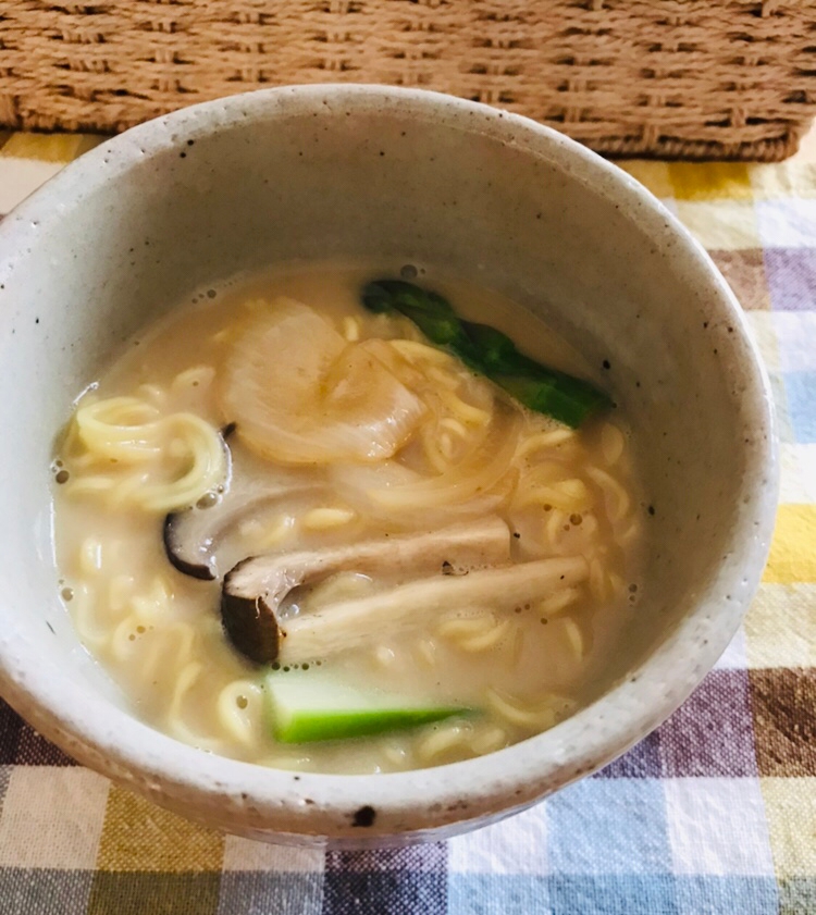 新玉ねぎとエリンギ、アスパラの生姜牛乳味噌ラーメン