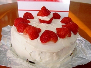 甘さ控えめ★フワフワの苺のデコレーションケーキ