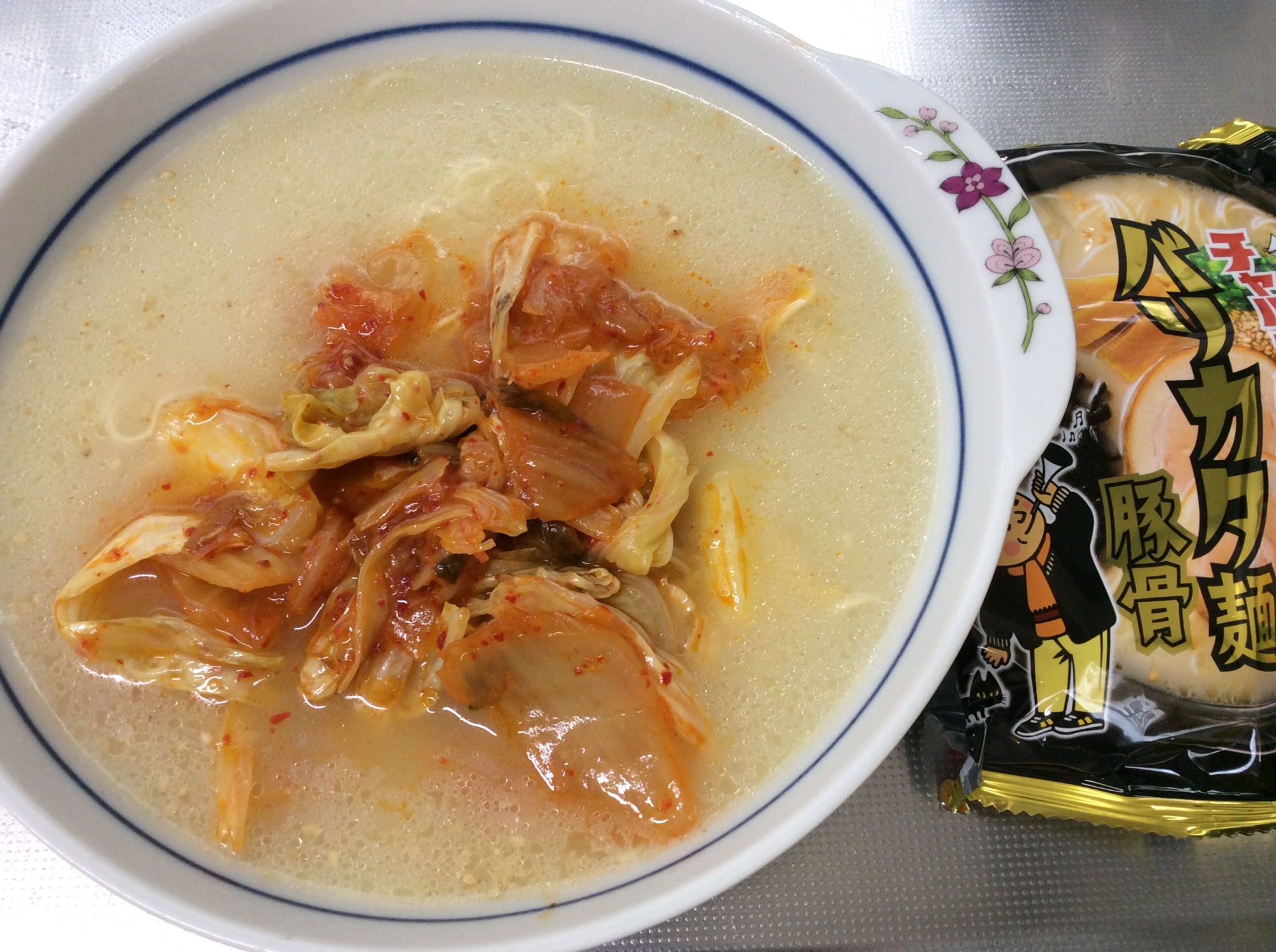 乳酸菌で酸っぱくなったキムチと豚骨袋麺