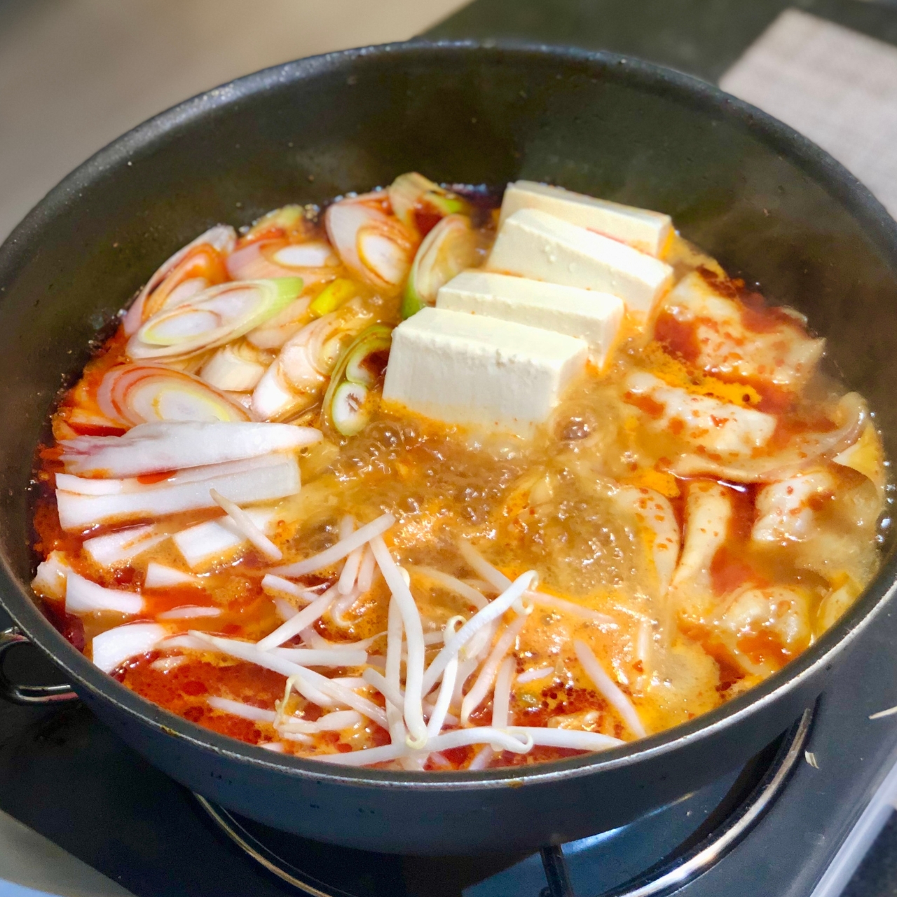 【清油火鍋】ワンタンが無限に食べれる火鍋スープ