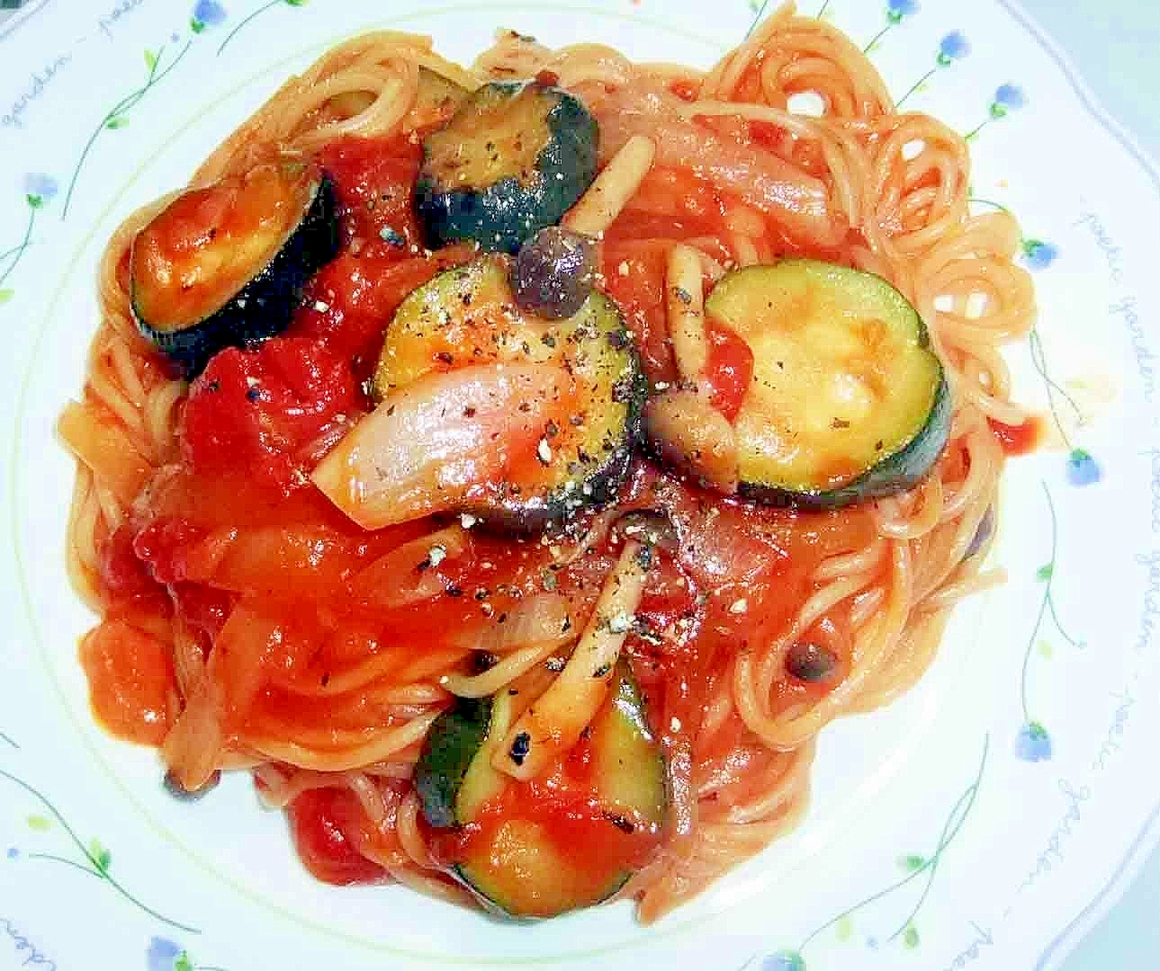 缶詰で　ズッキーニと玉ねぎの煮込みパスタ