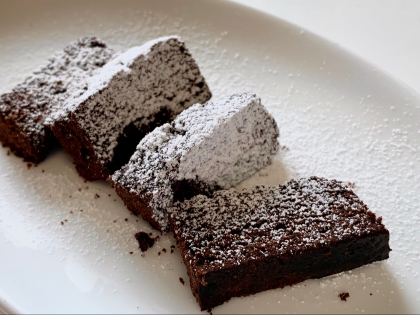 チョコレートをココアパウダーで代用してグラニュー糖と牛乳を使って作りました！
簡単に短い時間で美味しくできました
参考になります