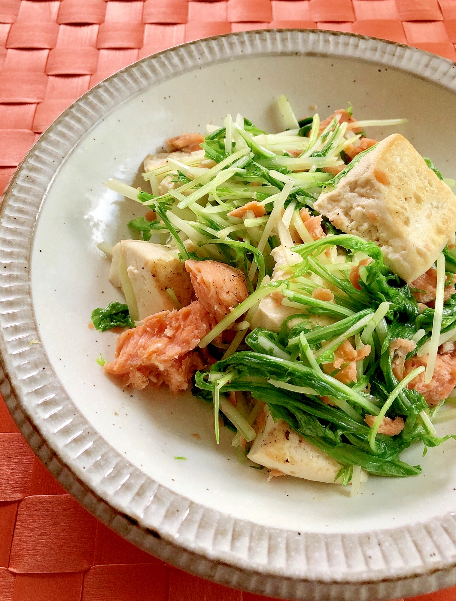 水菜とゆで鮭と豆腐の炒め物