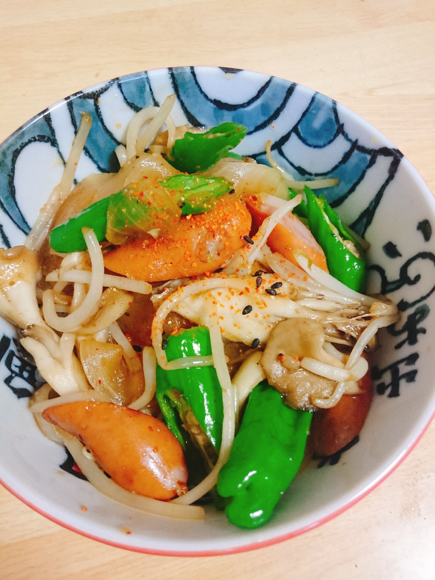 たっぷり野菜とウインナーのタレ炒め丼