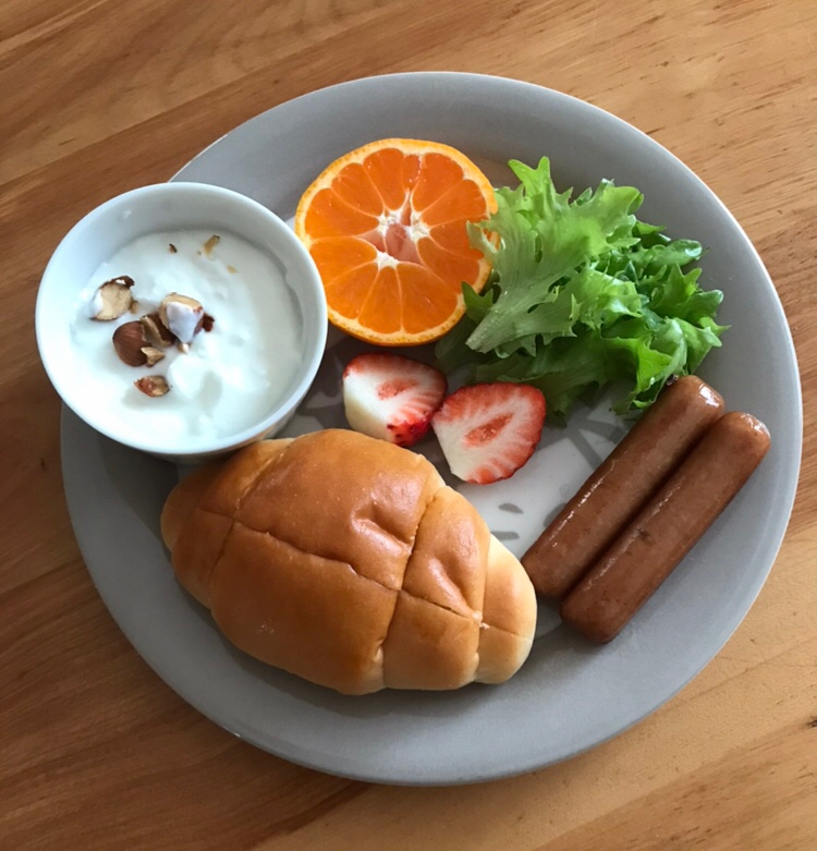 大豆ミートウインナーとバターロールの朝ごはん