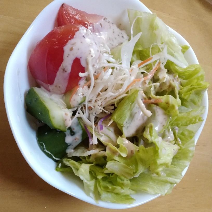 レタスと紫キャベツと人参と胡瓜とトマトのサラダ