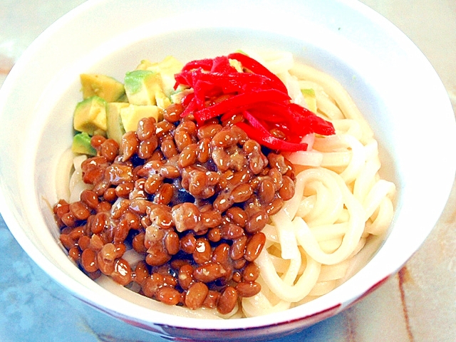 夏バテ予防にも！アボカドと納豆のぶっかけうどん♪