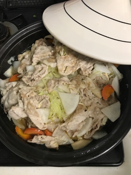 タジン鍋で　豚と野菜の簡単ヘルシー蒸鍋