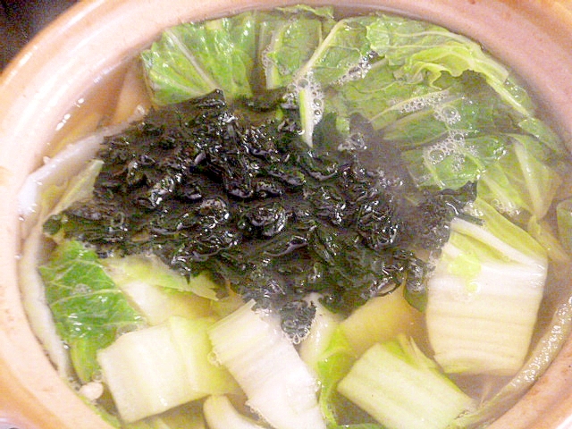 土鍋で簡単♪白菜とワカメのシンプルヘルシースープ