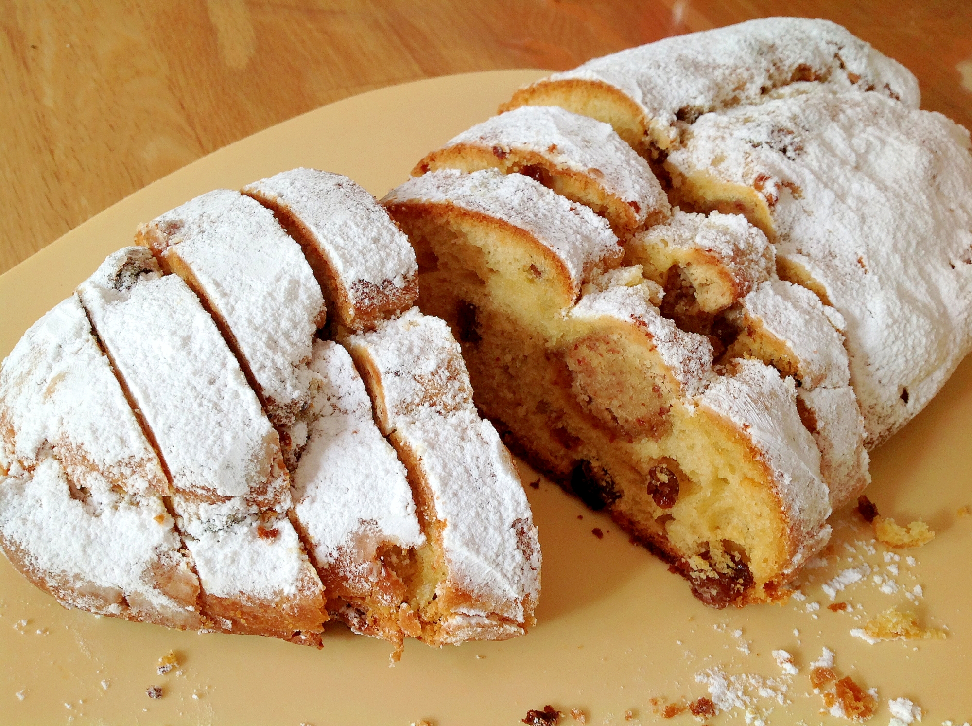 カッティングボードに置いたマジパン入りシュトーレン