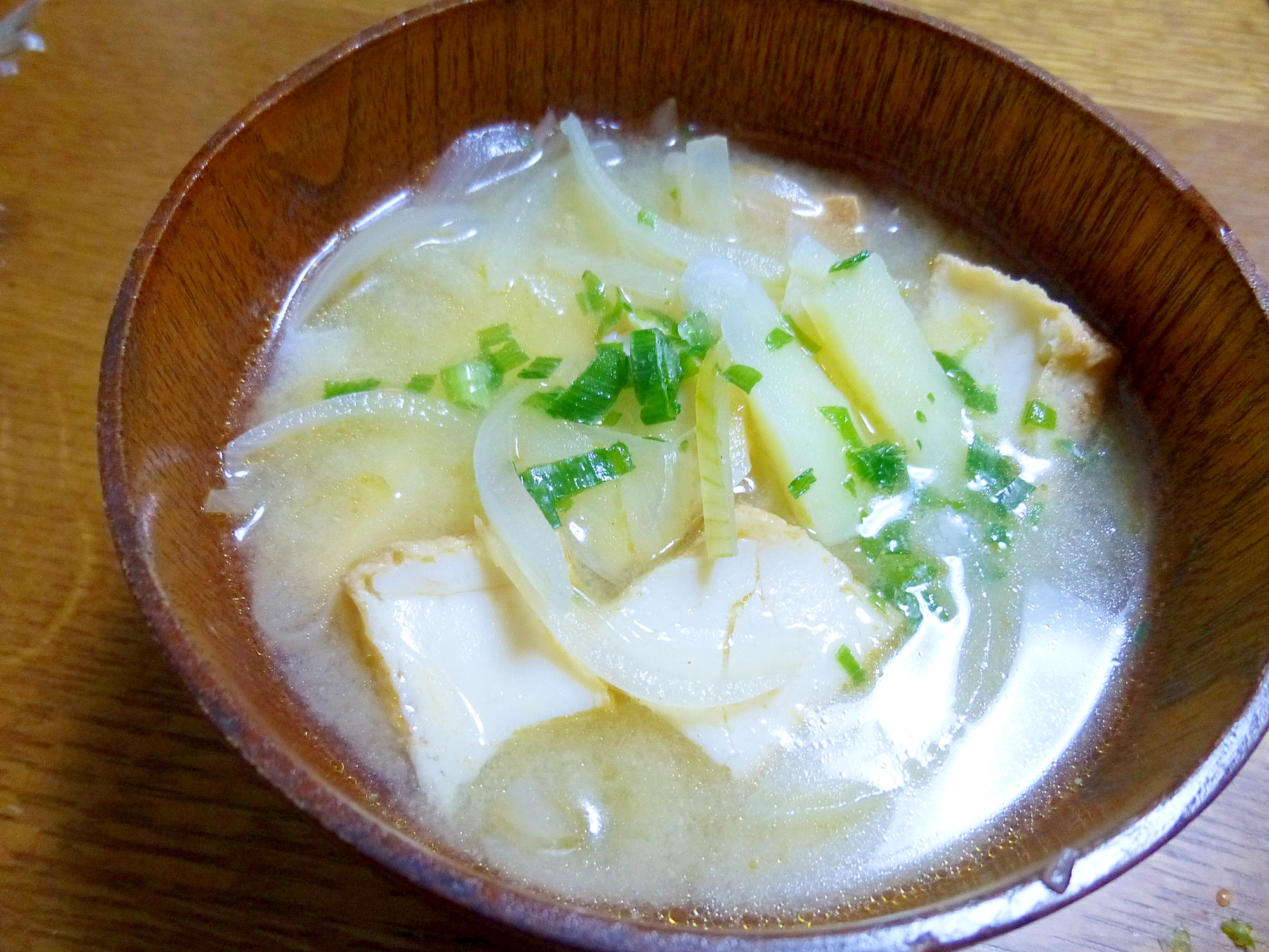 厚揚げ、玉ねぎ、じゃがいものお味噌汁