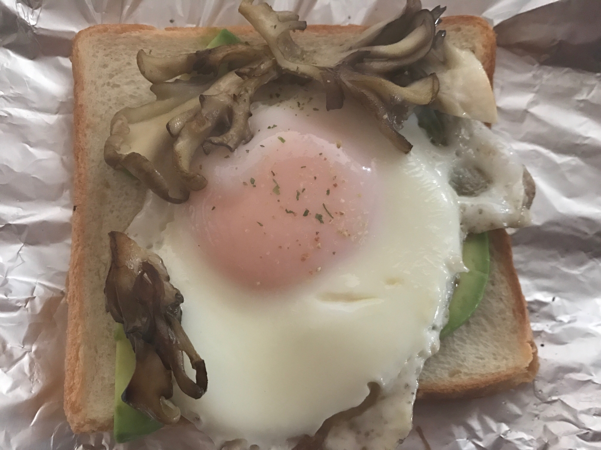 舞茸とアボカドの目玉焼きトースト