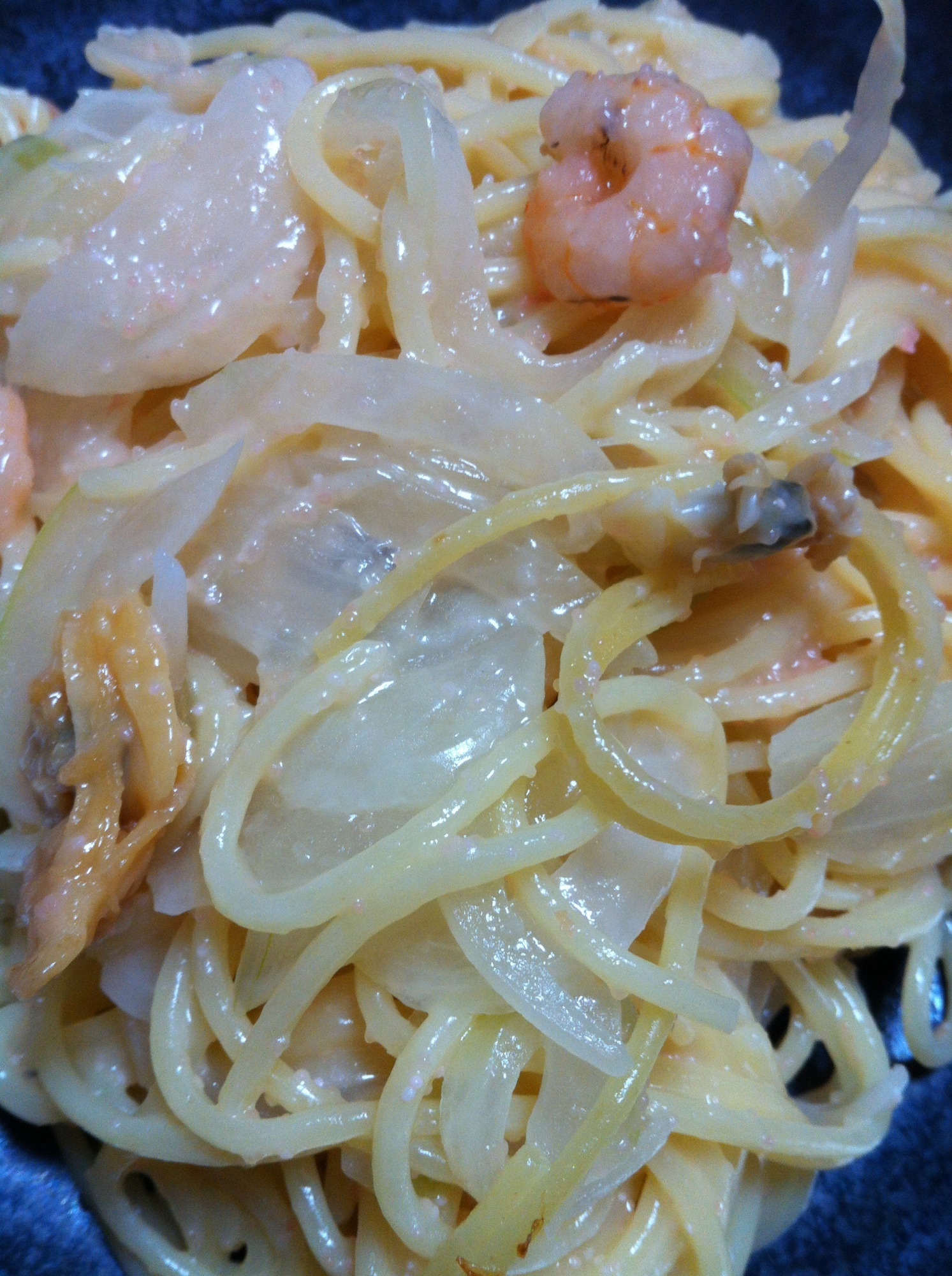 イカ、えび、あさり、たらこ、玉ねぎのパスタ