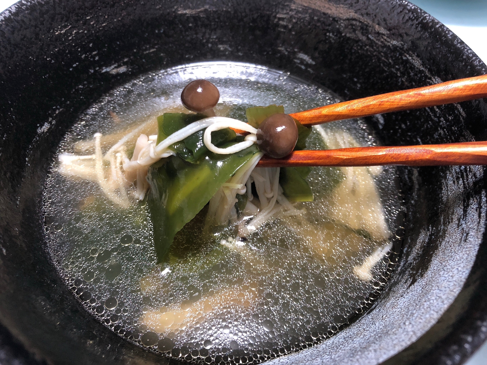 えのきとブナシメジとわかめの中華スープ