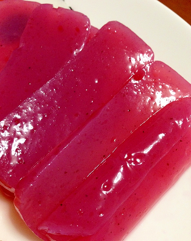 白い器に盛られたこんにゃくの赤梅酢漬け