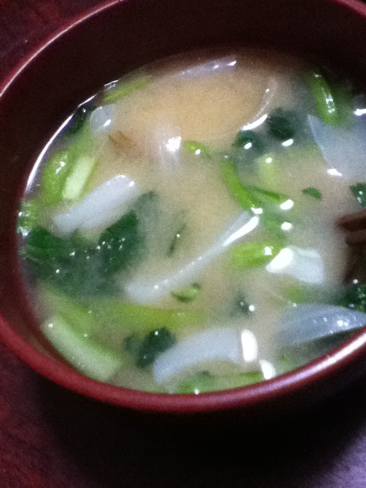 小松菜とこんにゃくと玉ねぎの味噌汁
