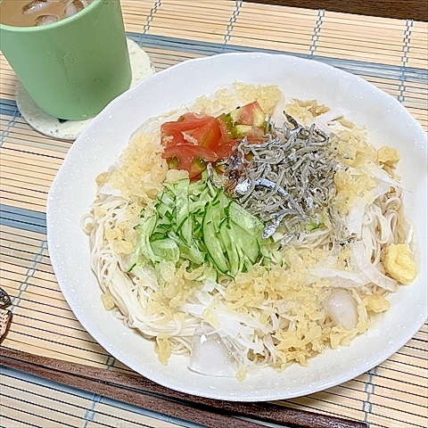 おじゃこと揚げ玉、サラダ野菜で五目ぶっかけそうめん