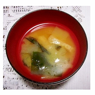 だいこん・わかめ・油揚げの冷やし味噌汁